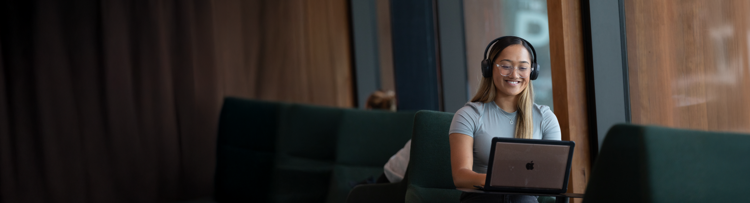 student-sitting-in-the-pa-desktop