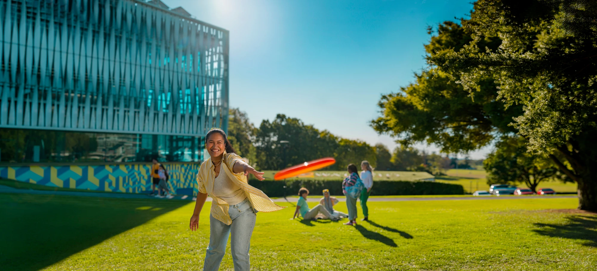 homepage-hero-frisbee-student-grass