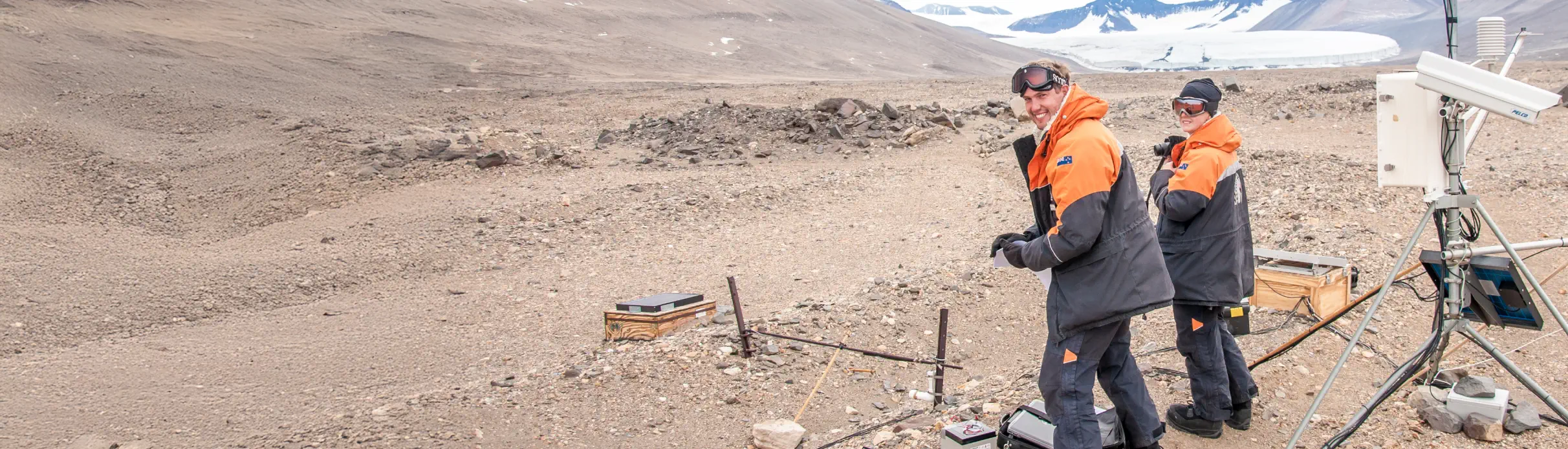 people-conducting-research-on-antarctica-desktop